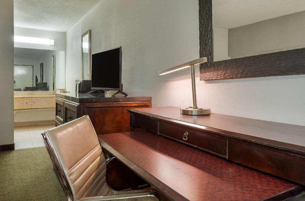 Rodeway Inn Lumberton Eksteriør billede