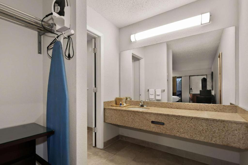 Rodeway Inn Lumberton Eksteriør billede